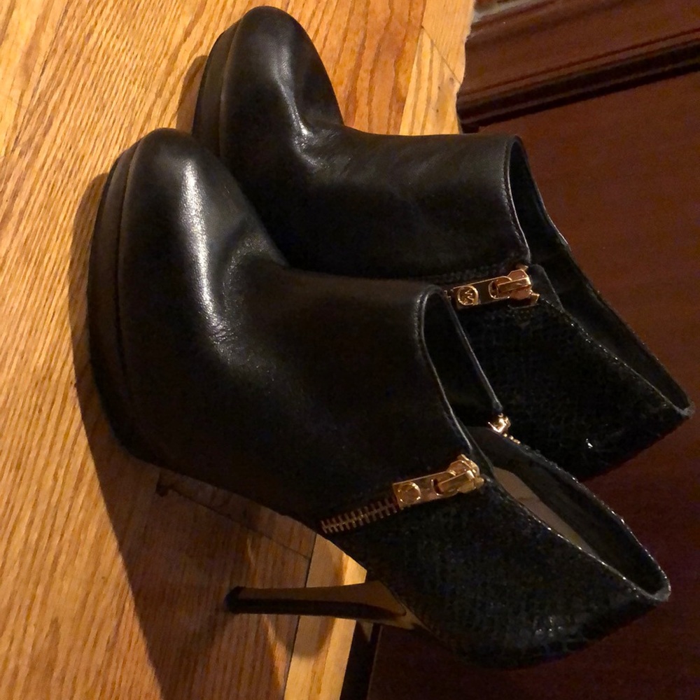 Shoes, size 8 US.